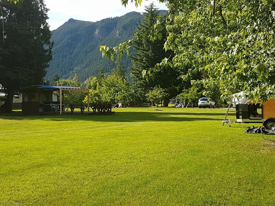 Anchor Riverfront Motel Sicamous Luaran gambar